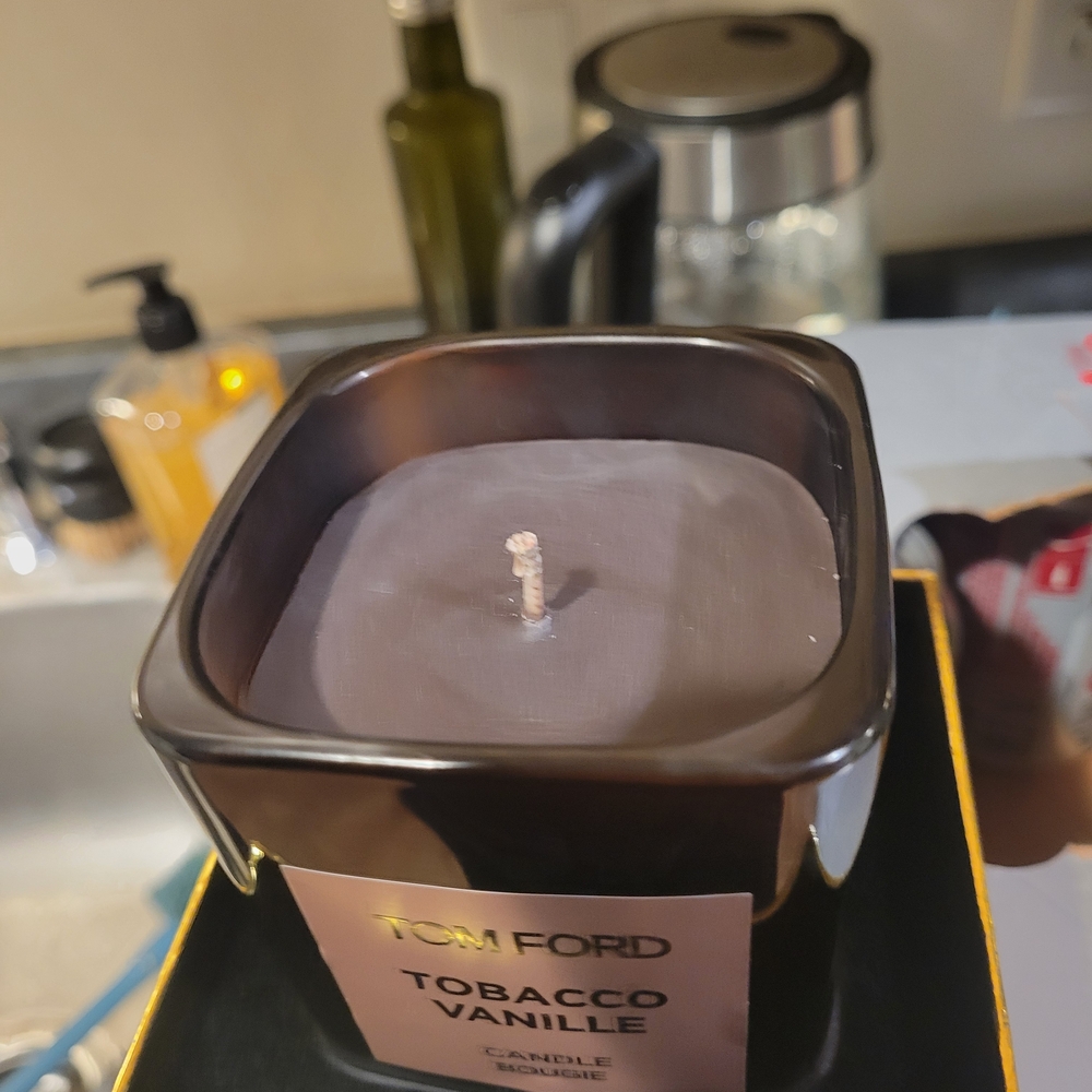 Tom Ford Tobacco Vanille Candle - Elegant Black and Gold Design - Picture 2 of 3